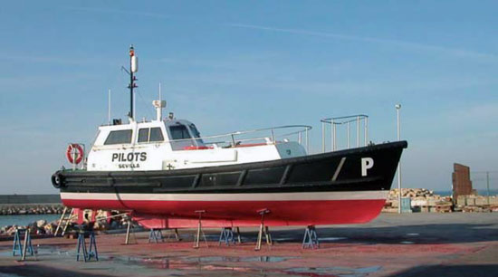Actual embarcación de Prácticos de la Ria del Guadalquivir y Puerto de Sevilla, en mantenimiento en las instalaciones de Chipiona.