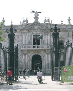 Entrada principal de la Universidad de Sevilla donde estuvo la primera fábrica de tabacos.