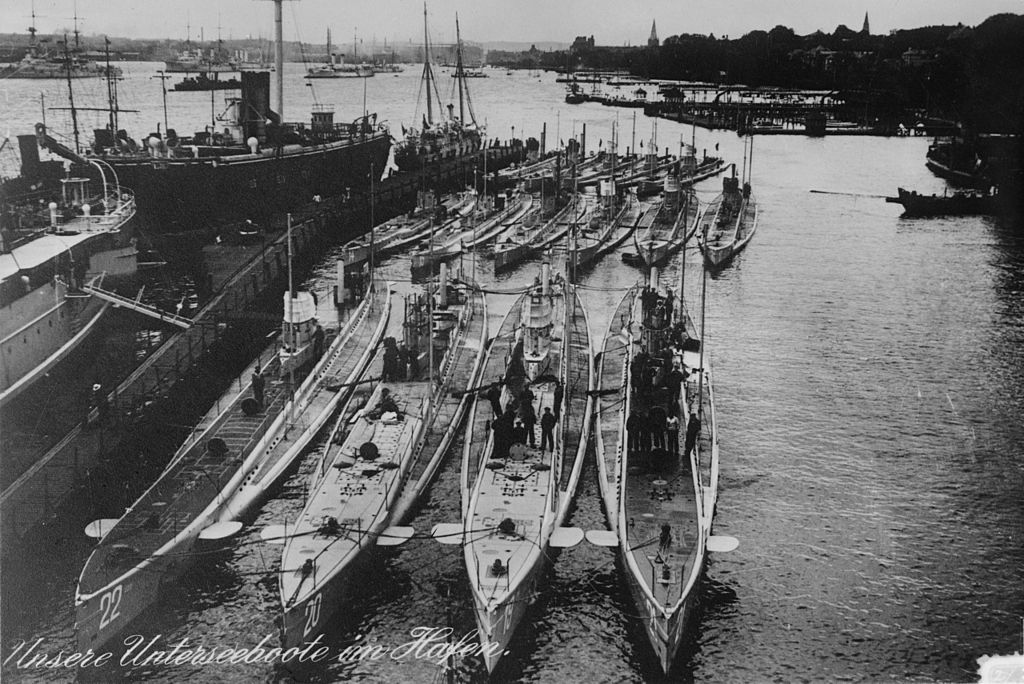 El SM U-20 (2º por la izq. abajo). Kiel 1914. Fuente: Wikipedia.