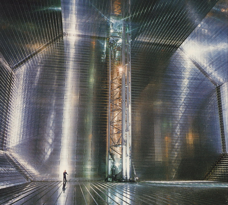 Interior de un tanque de carga a bordo de un metanero de membrana;