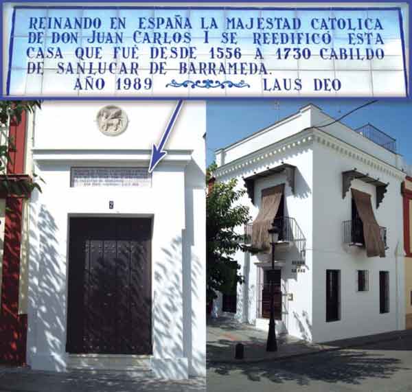 Antiguo Cabildo de Sanlúcar de Barrameda, con escudo y mosaico de azulejo