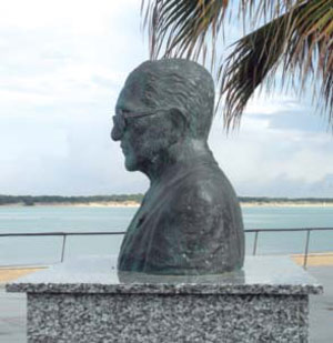Busto en memoria del doctor don Manuel López Vázquez, hijo del antiguo practico de la barra, Manuel López Eguino, observador permanente del trajín marítimo de la broa sanluqueña.
