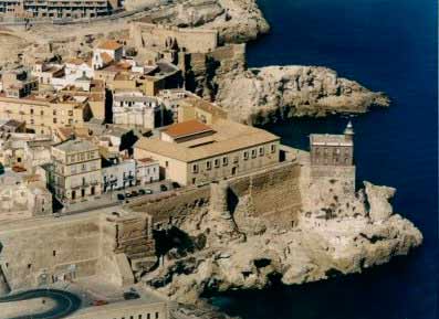 Ciudad vieja de Melilla y Faro del puerto.