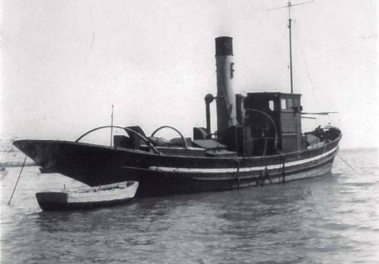 Hacia 1930, antigua estación de prácticos a flote en la bocana de la broa del Guadalquivir, con su canoa para trasbordo del practico al buque que solicitaba sus servicios.