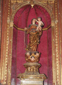 Virgen del Rosario, primitiva imagen que embarcaba a bordo de la nave Almiranta (Iglesia de Santo Domingo, Sanlúcar de Barrameda).