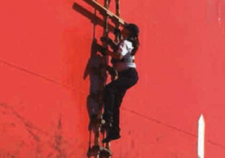 Macarena Gil subiendo la escala de Práctico. 