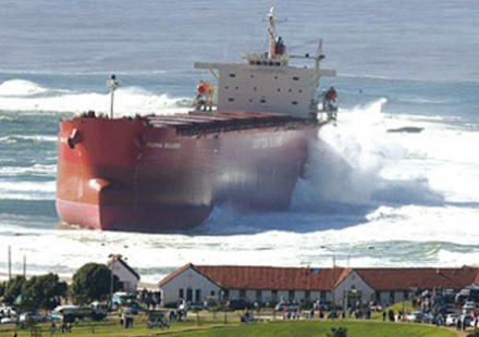 Buque Pasha Bulker varado en off Nobbys Beach, Newcastle (Australia) 06‐2007
