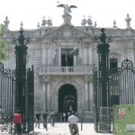 Entrada principal de la Universidad de Sevilla 